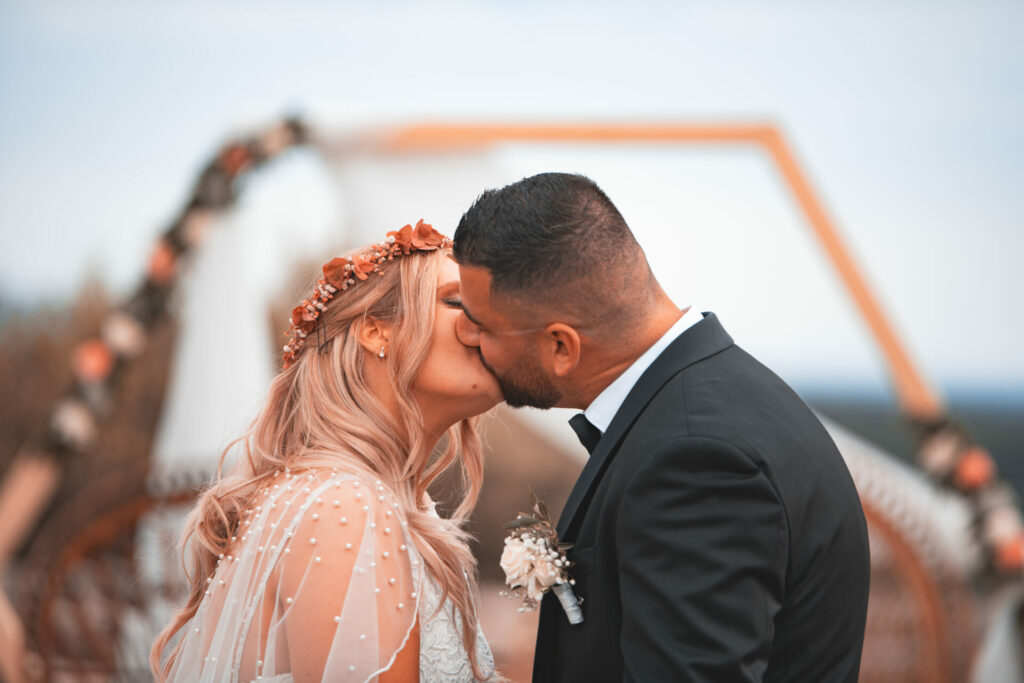 Séance photo couple. Photographe mariage lyon beaujolais ain loire isere savoie.
