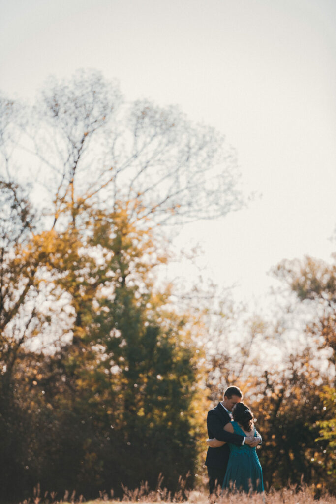 Séance photo couple. Photographe mariage lyon beaujolais ain loire isere savoie.