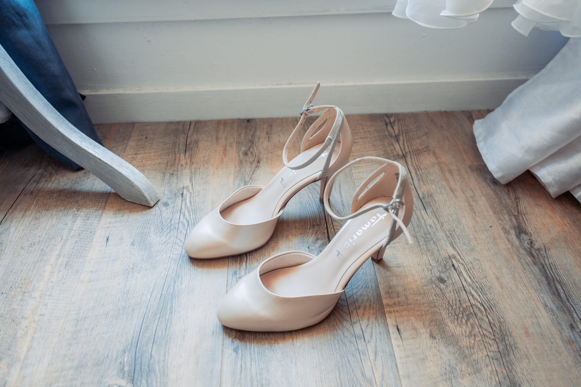 Séance photo préparatif. Photographe mariage lyon beaujolais ain loire isere savoie.